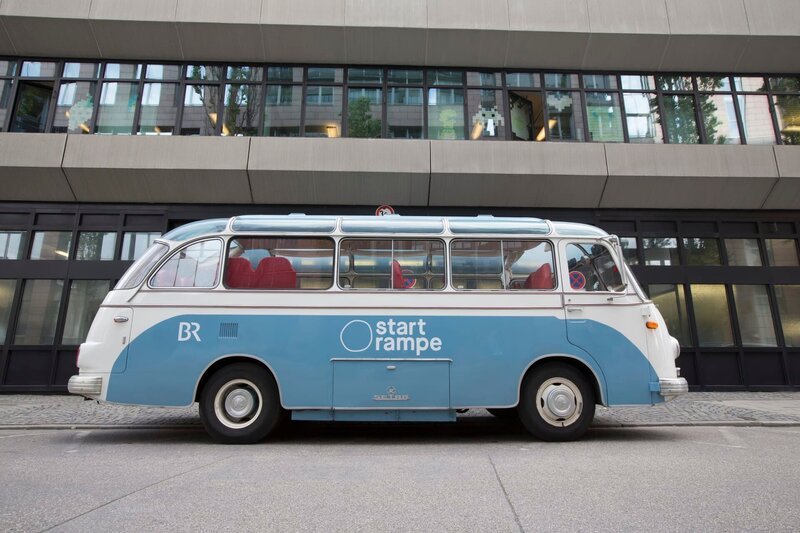 Der Startrampe-Bus. – Bild: Markus Konvalin / BR / BR/Markus Konvalin Der Startrampe-Bus. – Bild: Markus Konvalin / BR / BR/Markus Konvalin