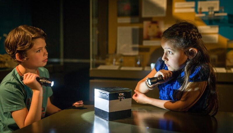 Nachts allein im Museum – und Timo (Malon Stahlhuth, li.) und Jale (Ava Sophie Richter, re.) trauen sich nicht, die mysteriöse Kiste zu öffnen. – Bild: NDR/​Boris Laewen