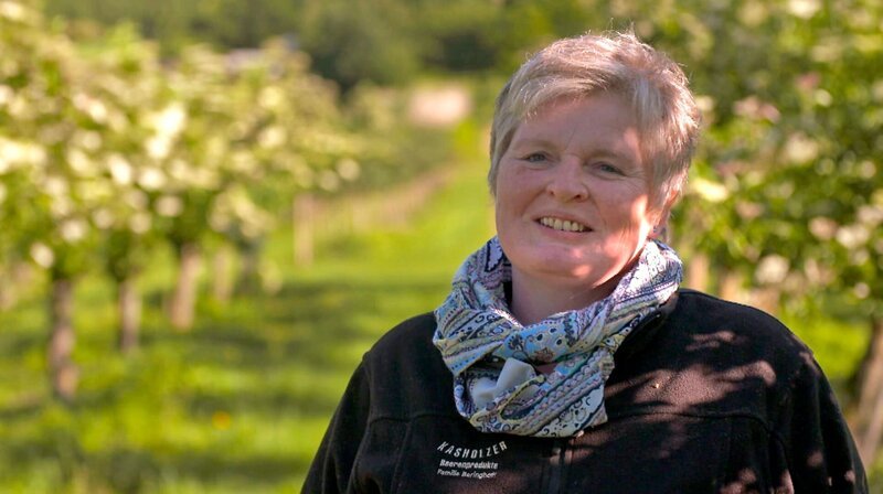 Dagmar Beringhoff in ihrer Holunder-Plantage. – Bild: SWR Dagmar Beringhoff in ihrer Holunder-Plantage. – Bild: SWR