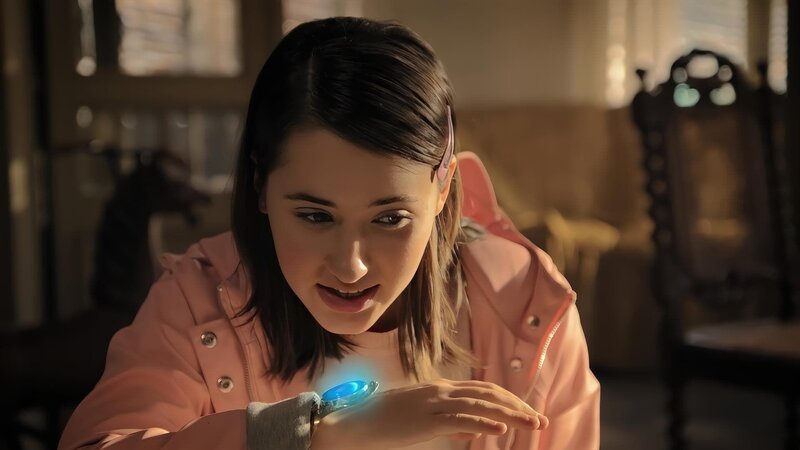 Mia (Margot Nuccetelli) spricht das Orakel in ihr magisches Armband. Gleich wird sie nach Centopia reisen. – Bild: ZDF /​ 2023 m4e GmbH