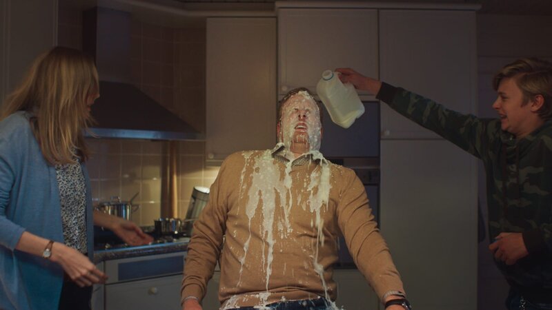 Kees (Ole Kroes, re.) gießt Jan (Ferdi Stofmeel, Mi.) Milch über den Kopf. – Bild: „Bild: ND …