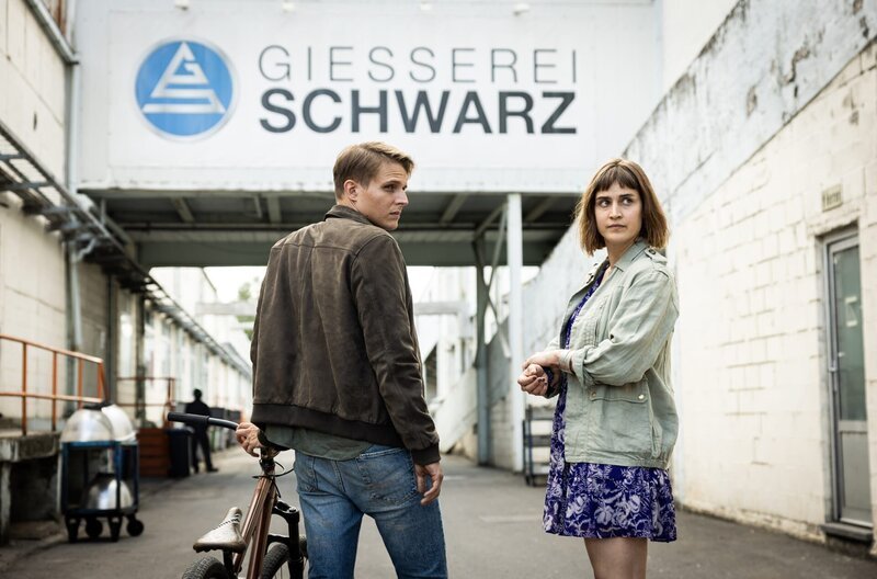 Leo (Morgane Ferru) versucht, Felix (Merlin Rose) nach dem Gespräch mit ihrem Vater zu beruhigen. – Bild: WDR/​Constantin Film/​Michel Vertongen