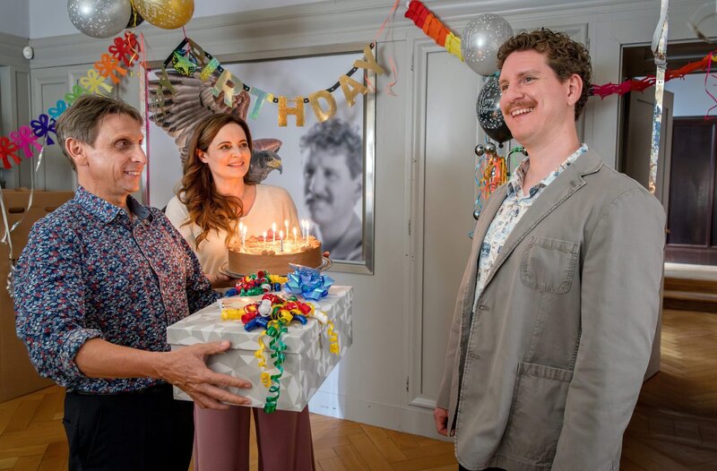Überraschung: Happy Birthday, Herr Zoodirektor! Im Foto (v.l.n.r.): Tierpfleger Conny Weidner (Thorsten Wolf), Dr. Susanne Mertens (Elisabeth Lanz) und Jasper Winter (Dominik Weber). – Bild: ARD/​Saxonia Media/​Steffen Junghans