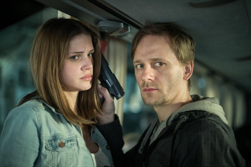 Mila (Lisa Tomaschewsky, l.); Jason Müllerschön (Matthias Lier, r.) – Bild: ZDF /​ Uwe Frauendorf