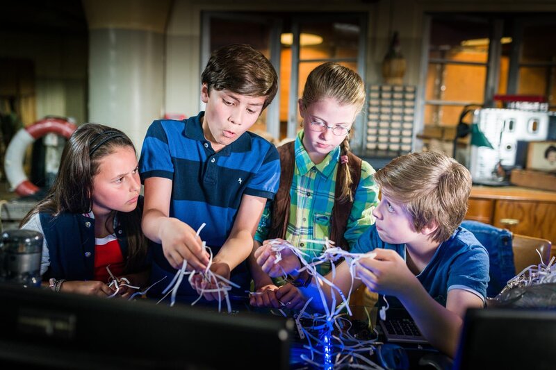 Ermitteln kann ganz schön nervig sein: Jale (Ava Sophie Richter, li.), Ramin (Jann Piet, 2. vl.), Pinja (Sina Michel, 3. v.l.) und Till (Otto von Grevenmoor, re.) versuchen, geschreddertes Papier wieder zusammenzusetzen. – Bild: NDR/​Boris Laewen