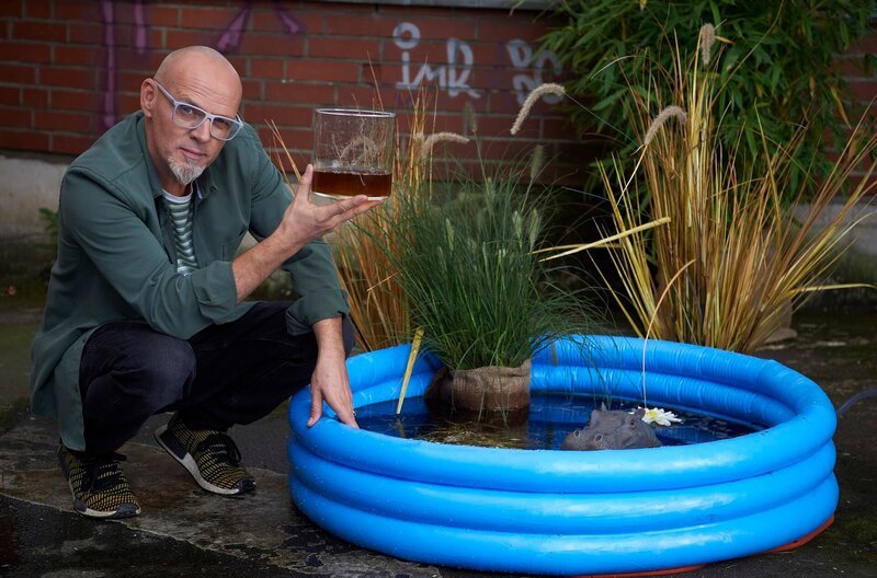 Tagsüber kühlen sich Nilpferde im Wasser ab und verdauen. Die Flusspferde fungieren so als eine Art Nährstoffpumpe vom Land in die Flüsse und Seen. Wie das genau funktioniert und was Silizium damit zu tun hat – das erklärt Thomas D bei Wissen vor acht – Natur. – Bild: ARD/​Melanie Grande