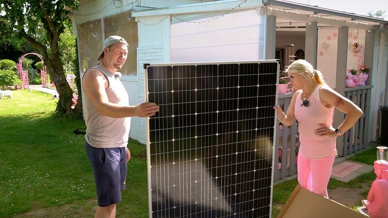 In Mannheim-Süd wollen Enikö und Wendelin ein Solarmodul auf dem Laubendach montieren – Bild: RTLZWEI