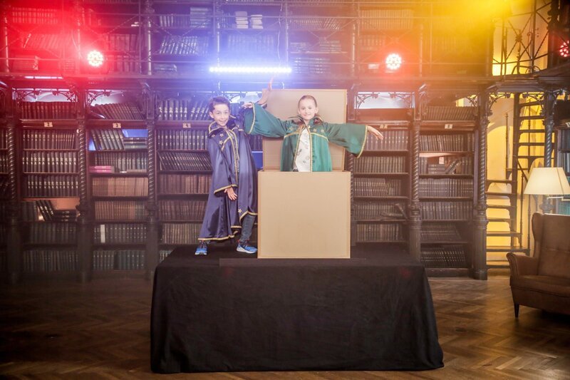 Wie können Gegenstände und Kinder aus der Kiste verschwinden und wieder erscheinen? Zauberlehrer Tristan zeigt wie es geht! – Bild: ZDF/​Günther Pichlkostner