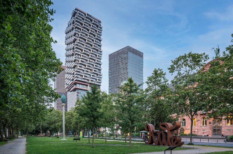 Er gehört zur Skyline der Mainmetropole, der „One Forty West“. – Bild: HR/​Commerz Real