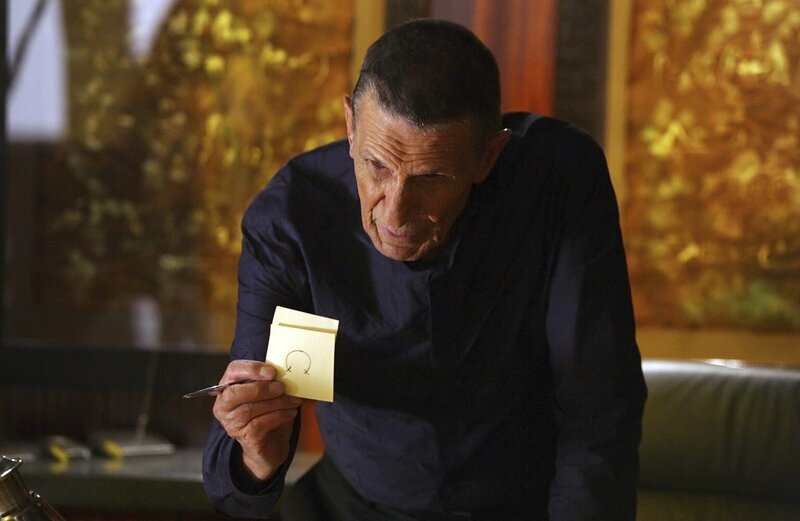 Warnt Olivia, dass die Gestaltenwandler versuchen werden, ihren Anführer zu finden und mit seiner Hilfe das Tor zwischen den beiden Welten zu öffnen: Dr. William Bell (Leonard Nimoy) … – Bild: Warner TV Serie