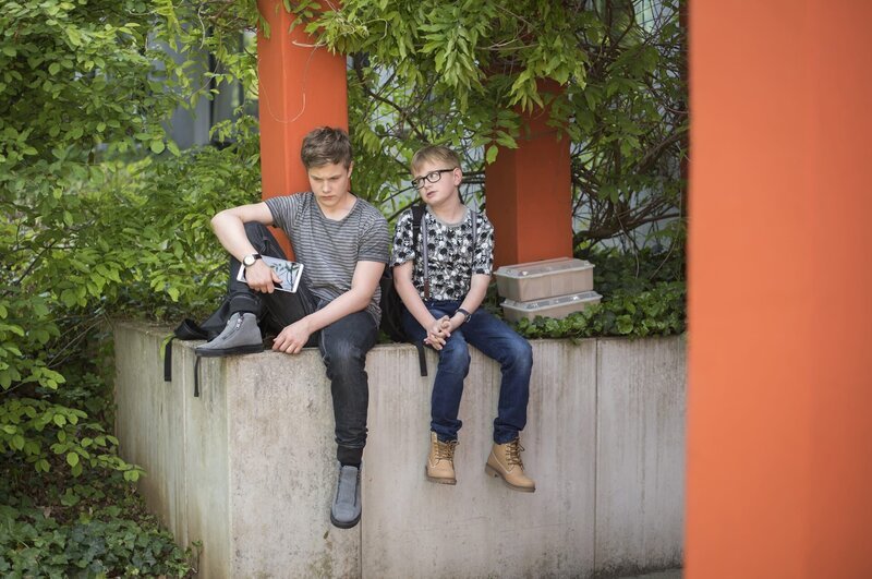 Moritz (Marc Elflein, rechts) versucht es noch einmal bei Simon (Tom Linnemann, links), doch der scheint nicht an Moritz’ Freundschaft interessiert zu sein. – Bild: MDR/​Saxonia Media/​Felix Abraham