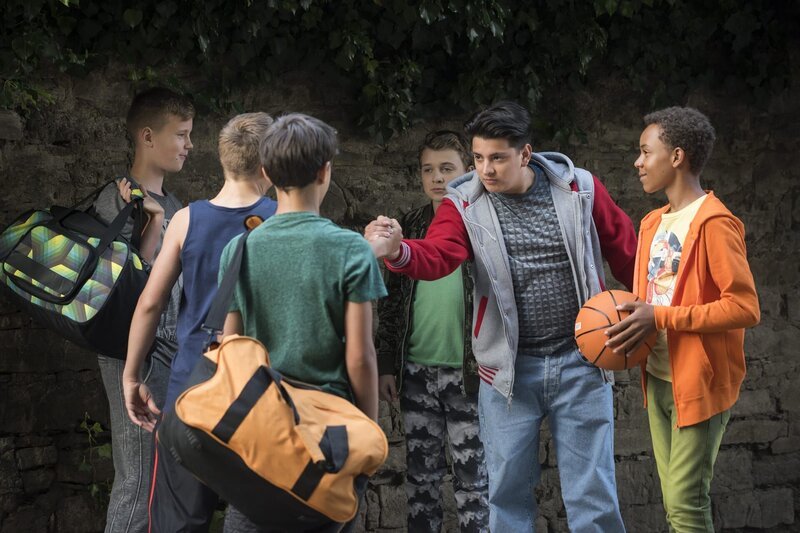 Orkan (Flavius Budean, mitte) lässt sich von den Schülern des Sportgymnasiums provozieren. – Bild: MDR/​Saxonia Media/​Felix Abraham