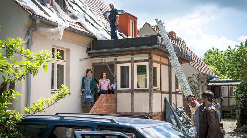 Jetzt ziehen alle an einem Strang: Rufus (Peter Franke), Lisbeth (Angela Winkler, l.), Karla (Katharina Schüttler), Martin (Hans Löw) und Geselle Oliver (Marcel Glauche). – Bild: Boris Laewen Jetzt ziehen alle an einem Strang: Rufus (Peter Franke), Lisbeth (Angela Winkler, l.), Karla (Katharina Schüttler), Martin (Hans Löw) und Geselle Oliver (Marcel Glauche). – Bild: Boris Laewen