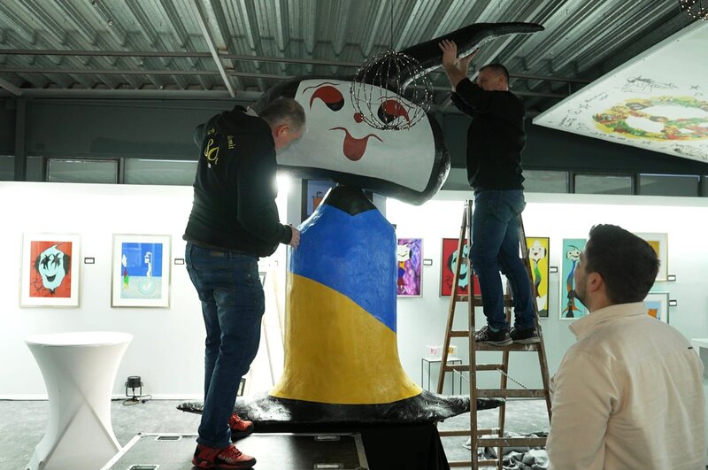 Waldi stellt seinen übergroßen Waldini auf. – Bild: Warner Bros. Deutschland /​ ZDF