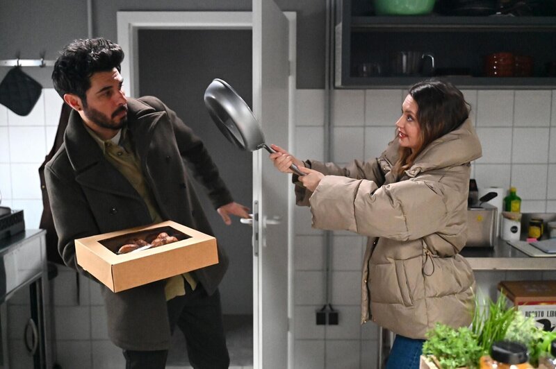 Nathalie (Amrei Haardt) kapiert fassungslos, dass Valea nicht vorhatte, mit Matteo (Riccardo Angelini) zu reden. – Bild: RTL /​ Julia Feldhagen /​ Lüge Widerwillen