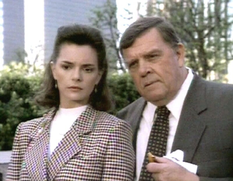 Der Polizeibeamte Jim O’Malley (Pat Hingle) und seine Nichte Francis (Stacy Edwards) ermitteln gemeinsam den Todesfall von Gretchen Trent, deren Todesumstände den beiden sehr ungewöhnlich erscheinen. – Bild: Warner TV Serie