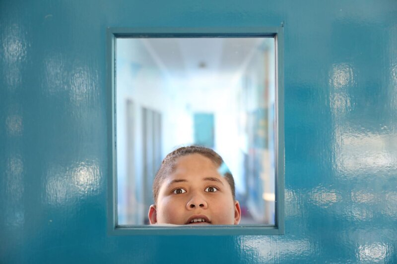 Ohje, alle Türschlösser der Schule sind blockiert, und alle sind eingeschlossen. – Bild: hr/​Northern Pictures
