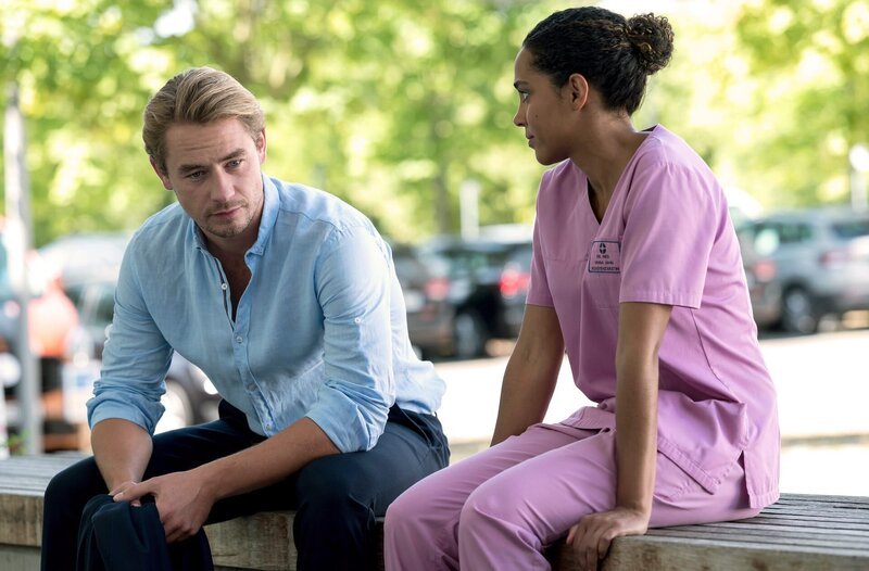 Christopher Neumann (Niklas Löffler, l.) führt eine komplizierte Beziehung und sucht Rat bei Emma (Elisa Agbaglah, r.). – Bild: ARD/​Jens-Ulrich Koch