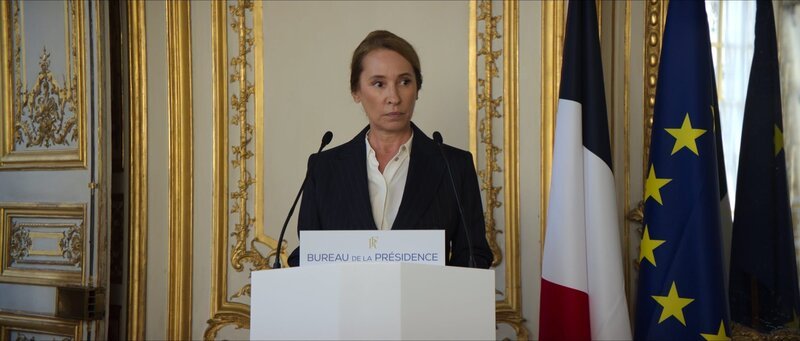 Die französische Präsidentin Juliette Levesque (Emmanuelle Bercot) wird von ihrer Vergangenheit eingeholt. – Bild: ZDF und Simon Ridgway