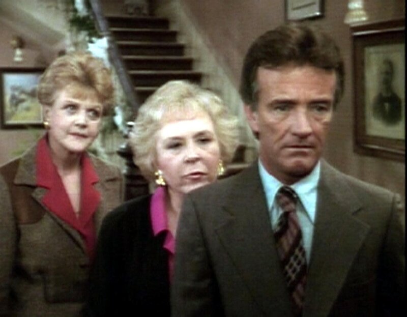 Annes Bruder George Owens (Robert Walker Jr.) taucht nach 15 Jahren wieder auf. Nicht nur Jessica Fletcher (Angela Lansbury) und ihre Cousine Helen (Doris Roberts) sind überrascht. – Bild: Warner TV Serie