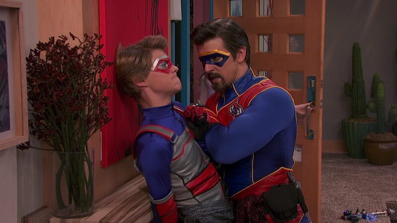 L-R: Henry Hart (Jace Norman), Captain Man /​ Ray Manchester (Cooper Barnes) – Bild: Paramount