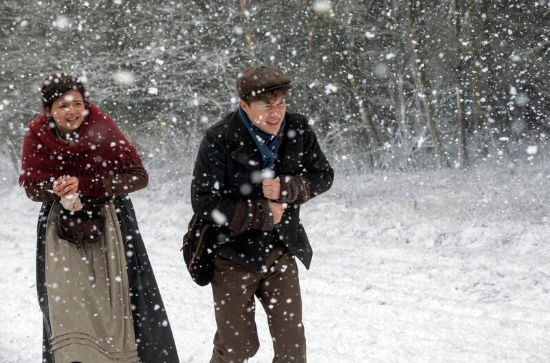 Valentin und Luise müssen einen Schneesturm überstehen, um die Königin und die Jahreszeiten zu retten. – Bild: Radio Bremen/​Michael Ihle