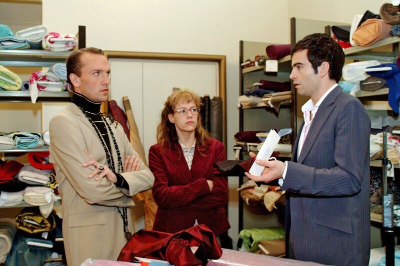 Hugo (Hubertus Regout, l.) ist fassungslos, dass im Lager von Kerima-Moda so viele Billigstoffe lagern. David (Mathis Künzler, r.) schiebt Lisa (Alexandra Neldel, M.) die Schuld in die Schuhe … (Dieses Foto von Alexandra Neldel darf nur in Zusammenhang mit der Berichterstattung über die Serie „Verliebt in Berlin“ veröffentlicht und verbreitet werden.) – Bild: SAT.1 /​ Monika Schürle