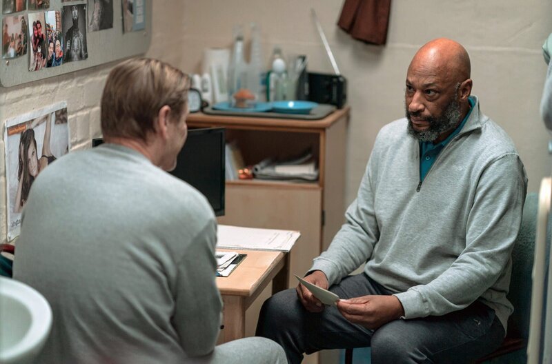 Mark Cobden (Sean Bean, l.) und Kavanagh (Terence Maynard, r.) – Bild: WDR/​BBC Studios/​James Stack