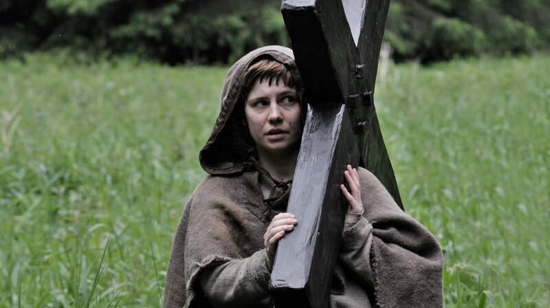 Josefine Preuß als ‚Tilla‘ im neuen ZDF-Event-Zweiteiler ‚Die Pilgerin‘. – Bild: ORF/​ZDF