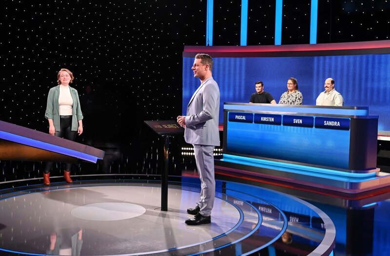 Moderator Alexander Bommes (M.)mit den Kandidaten: Sandra Wolbert (l.), Pascal Staut (3.v.r.), Kirsten Schwabe (2.v.r) und Sven W. Pehla (r.). – Bild: ARD/​Uwe Ernst
