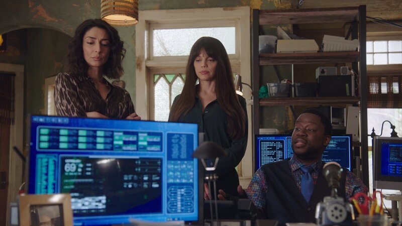 (v.l.n.r.) Hannah Khoury (Necar Zadegan); Tammy Gregorio (Vanessa Ferlito); Patton Plame (Daryl ‚Chill‘ Mitchell) – Bild: 2021 CBS Broadcasting Inc. All Rights Reserved. Lizenzbild frei