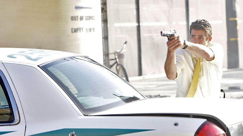 Bei einem Überfall der Russenmafia auf ein Waffendepot der Polizei kommt es zu einer Schießerei, an der auch Ryan Wolfe beteiligt ist. – Bild: RTL Deutschland