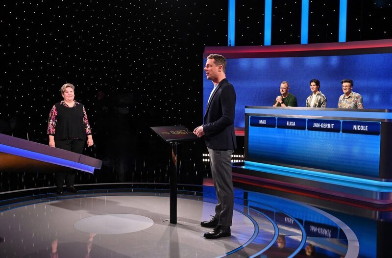Moderator Alexander Bommes (M.) mit den Kandidaten: Nicole Öztas, (l.), Max Hövelbrinks (3.v.r.), Elisa Starck (2.vr.) und Jan-Gerrit Heddinga (r.). – Bild: ARD/​Uwe Ernst