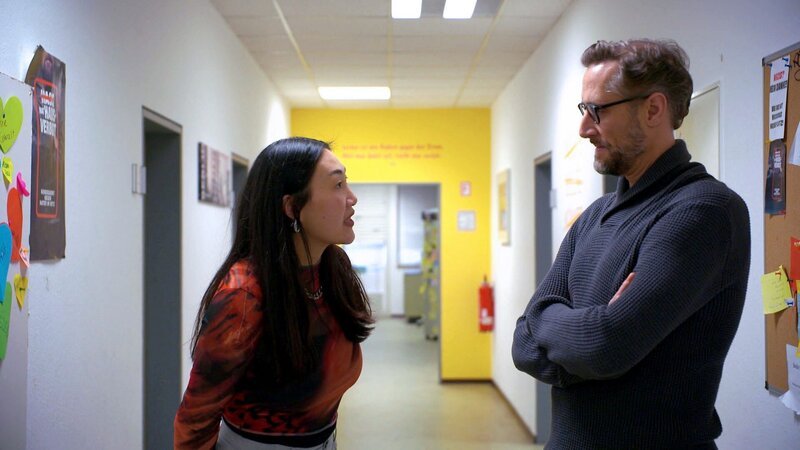 Janni will Elias? Probleme ruhen lassen, doch ein Eklat in der Schule zeigt ihr: Sie muss handeln! Weil sein Vater blockt, startet sie ein Kunstprojekt zum Thema Identität. Mit Schülern und Eltern. So will sie an Elias und Lorenz rankommen.; Janni will Elias’ Probleme ruhen lassen, doch ein Eklat in der Schule zeigt ihr: Sie muss handeln! Weil sein Vater blockt, startet sie ein Kunstprojekt zum Thema Identität. Mit Schülern und Eltern. So will sie an Elias und Lorenz rankommen. – Bild: RTLZWEI – Recht zum Abdruck/​Darstellung zeitlich/​sachlich beschränkt auf die Bewerbung der Sendung