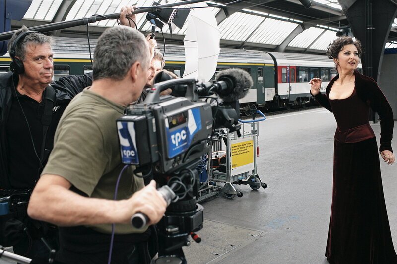 La Traviata im Hauptbahnhof – Making-of. Dreharbeiten mit Sängern Eva Mei – Bild: SRF1