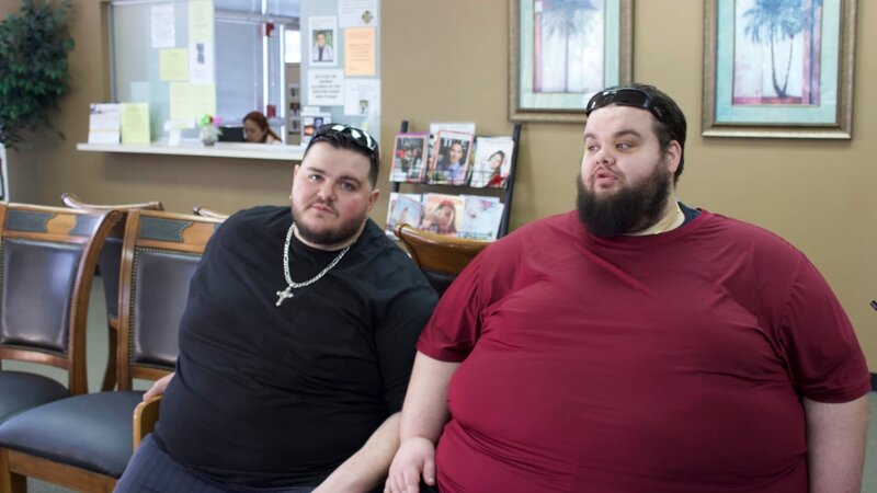 Geno and Nico in waiting room – Bild: Warner Bros. Discovery, Inc. or its subsidiaries and affiliates. All rights reserved.