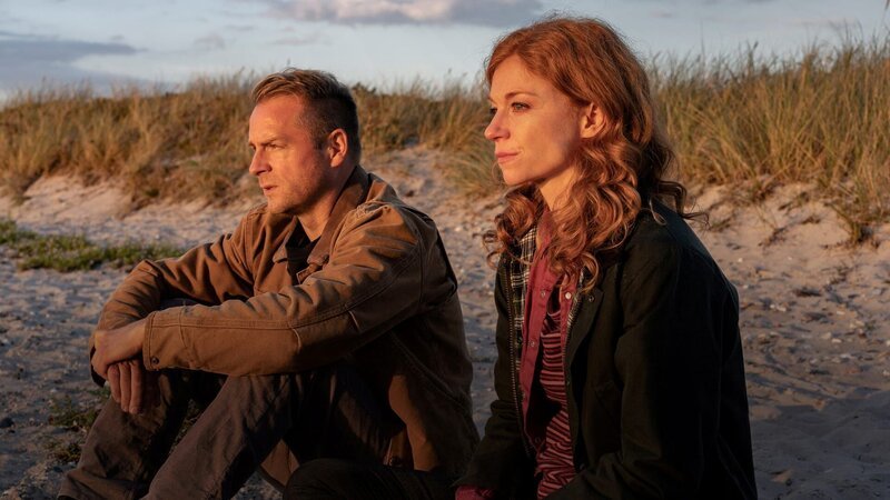 Henny Reents als Lona Vogt, Hinnerk Schönemann als Hauke Jacobs – Bild: Studio Hamburg Produktion für Film und Fernsehen /​ Degeto Film GmbH