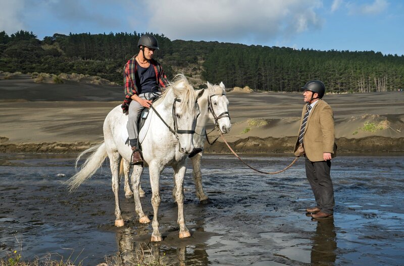 Detective Mike Shepherd (Neill Rea) holt sich Rat bei Jared (Pana Hema Taylor, li.). – Bild: ZDF und ARD Degeto/​South Pacific Pictures & all3media International.