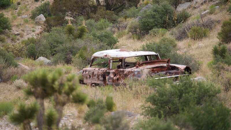 Verrostetes Auto, verlassen in der Mojave-Wüste – Bild: Warner Bros. Discovery
