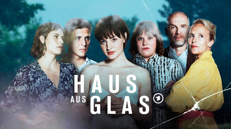 „Haus aus Glas“ ist eine packende und atmosphärisch dicht erzählte Miniserie über eine Familie im Ausnahmezustand. Alte Geheimnisse und neue Verletzungen verwickeln sich zu einer verhängnisvollen Kraft, die alles infrage stellt, woran diese Familie geglaubt hat. Im Bild (von links): Leo (Morgane Ferru), Felix (Merlin Rose), Emily (Sarah Mahita), Eva (Stefanie Reinsperger), Richard (Götz Schubert) und Barbara (Juliane Köhler). – Bild: ARD/​Sofie Silbermann