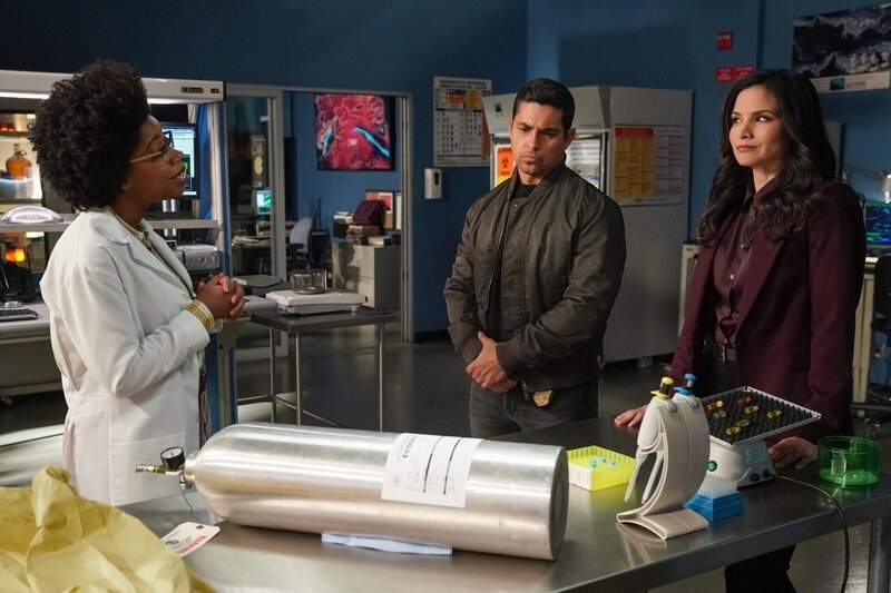 (v.l.n.r.) Kasie Hines (Diona Reasonover); Nick Torres (Wilmer Valderrama); Jessica Knight (Katrina Law) – Bild: 2023 CBS Broadcasting, Inc. All Rights Reserved. /​ Sonja Flemming Lizenzbild frei