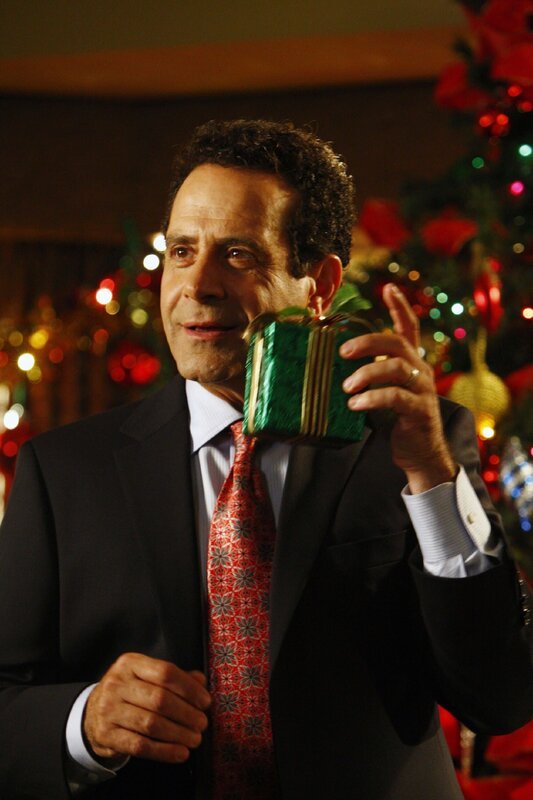 Monk (Tony Shalhoub) erinnert sich an das letzte Weihnachtsfest, das er zusammen mit seiner Frau Trudy gefeiert hat und das Geschenk, das bis heute ungeöffnet in einem Bücherregal steht … – Bild: RTLplus