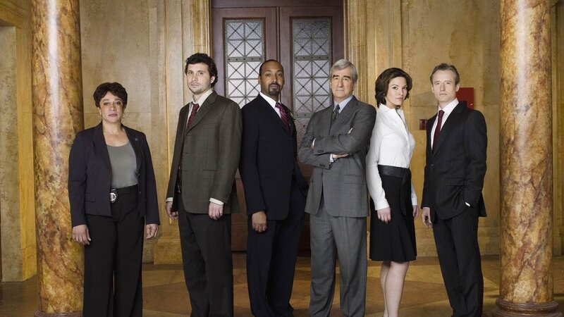 v.li.: S. Epatha Merkerson als Lt. Anita Van Buren, Jeremy Sisto als Cyrus Lupo, Jesse L. Martin Detective Ed Green, Alana De La Garza als Connie Rubirosa, Linus Roache als Michael Cutter – Bild: TVNOW /​ NBC