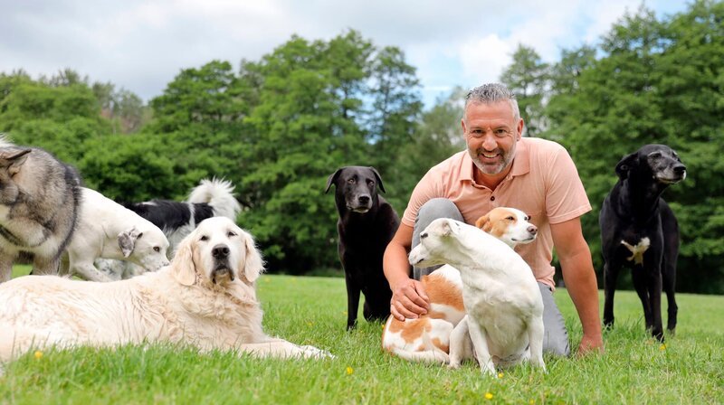 Andreas Ohligschläger in Nordrhein-Westfalen unterwegs und unterstützt Hundehalter, ihre Hunde richtig zu verstehen und Probleme wieder in den Griff zu bekommen. – Bild: HR/​WDR/​Fernsehkraft UG