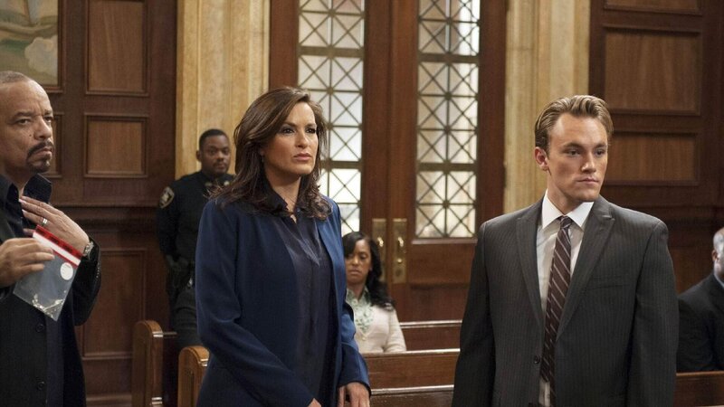 Die Detectives Odafin Tutuola (Ice-T, l.) und Olivia Benson (Mariska Hargitay) sind frustriert, denn wie es scheint, kommt der Triebtäter Jeremy Jones (Max Carpenter) straffrei davon … – Bild: TVNOW /​ NBC Universal