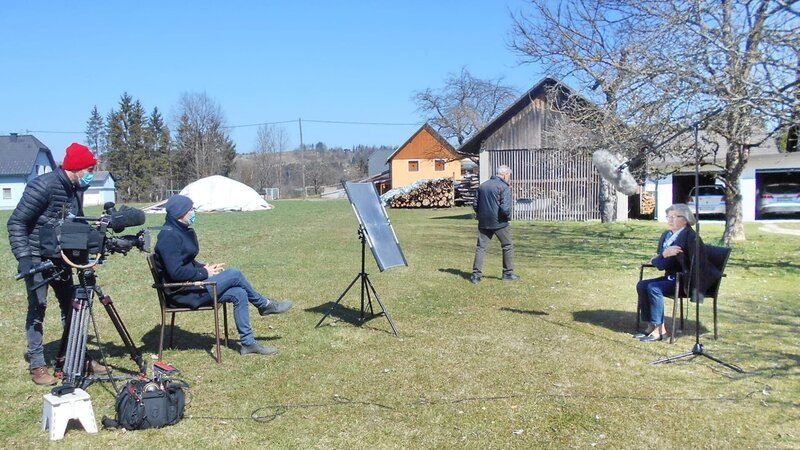 Dreharbeiten in Kärnten: Martin Gerhartl (Kamera), Gregor Stuhlpfarrer (Redaktion), Rozina Wernig. – Bild: ORF