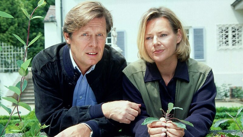 Für Stefan (Sigmar Solbach) heißt es Anschied nehmen: Susanne (Daniela Strietzel) will München verlassen und in Berlin eine neue Tierarztpraxis aufmachen. – Bild: RTL