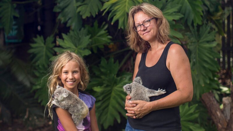 Izzie and Ali holding koalas smiling at the camera. – Bild: Discovery Communications