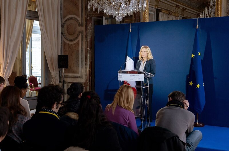 Marie (Léa Drucker) gibt eine Pressekonferenz zum Verlauf der Befreiung der Geiseln. Hat sie alles unter Kontrolle? – Bild: Jean-Claude Lother