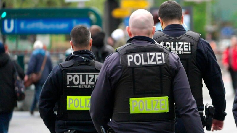 Polizeibeamte im Einsatz. – Bild: ZDF und SWR/Elbmotion Filmproduktion/Felix Korfmann Polizeibeamte im Einsatz. – Bild: ZDF und SWR/Elbmotion Filmproduktion/Felix Korfmann